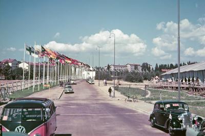 Liput liehuivat Kisakylän edustalla kesällä 1952 toivottaen ulkomaalaiset urheilijat tervetulleiksi.