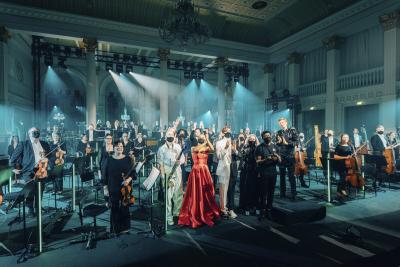 Kaupungintalolta välitettävässä konsertissa esiintyvät kaupunginorkesterin solisteina muiden muassa Nelli Matula, Robin Packalen, Chisu ja Jesse Markin. Kuvassa osa esiintyjistä.