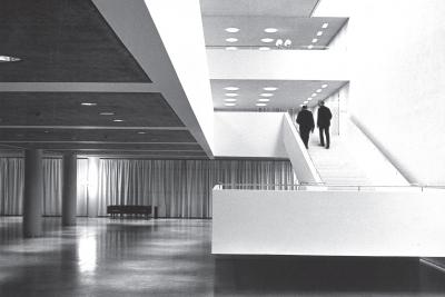 Kaupungintalon aula 1970-luvun alussa, oikeassa reunassa pääportaikko, jossa kaksi ihmistä.