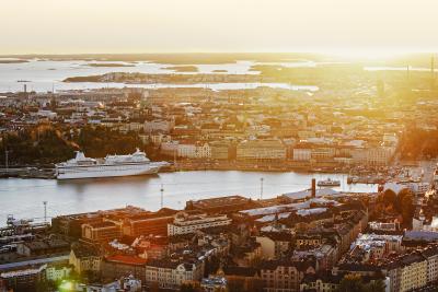 Ilmakuva Helsingistä, jossa näkyy muun muassa suuri matkustaja-alus saapumassa keskustaan.