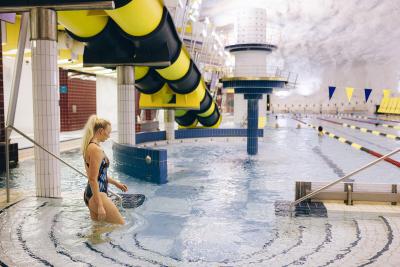 Itäkeskuksen remontoidussa uimahallissa voi tehdä vaikka virtuaalisesti ohjattua vesijumppaa.