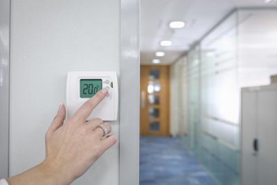 Sormi on termostaatilla, joka näyttää huoneen lämpötilaksi 20 astetta.