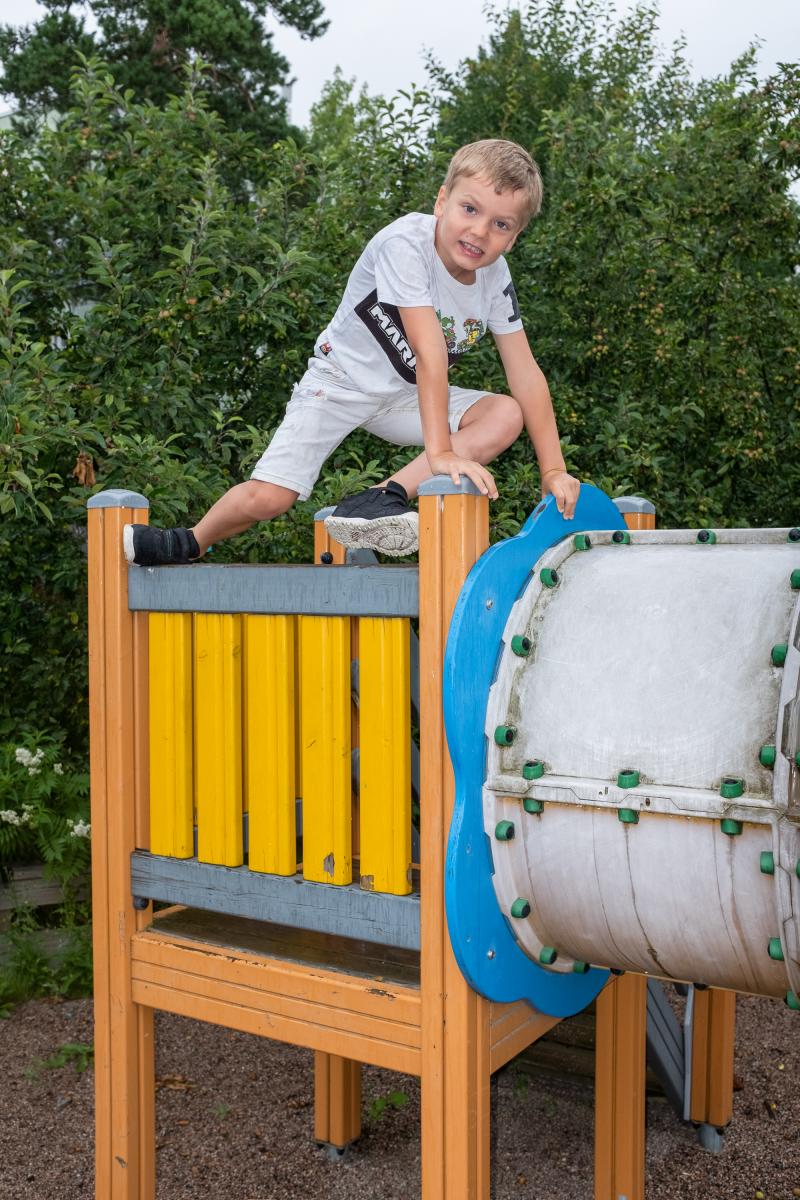 Emil kiipeilemässä leikkipuistossa Meri-Rastilassa.