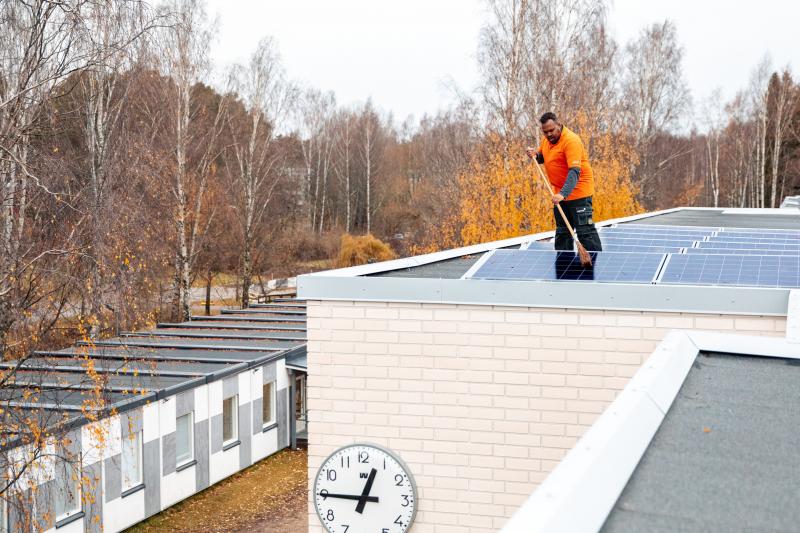 Aurinkopaneeleita Puistopulun peruskoulun katolla.
