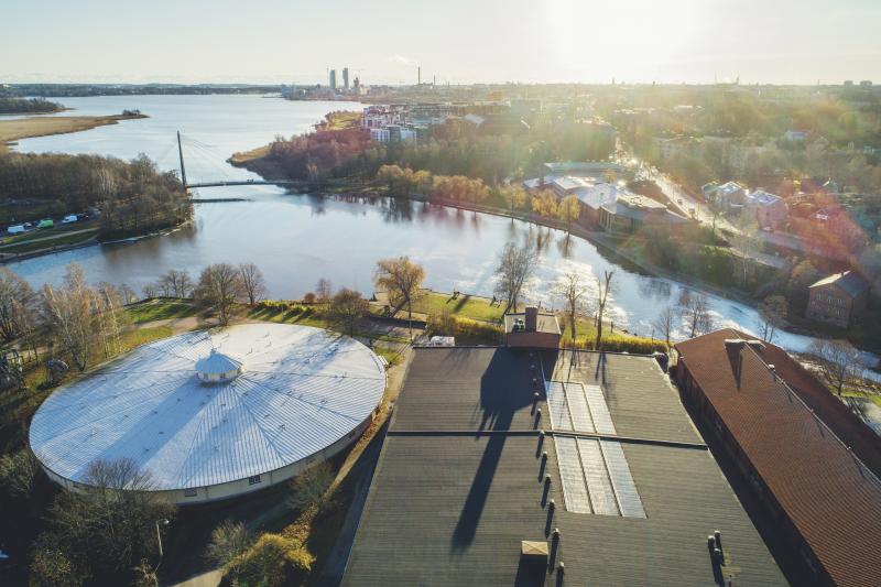 Aurinkopaneeleja rakennusten katolla Helsingissä.