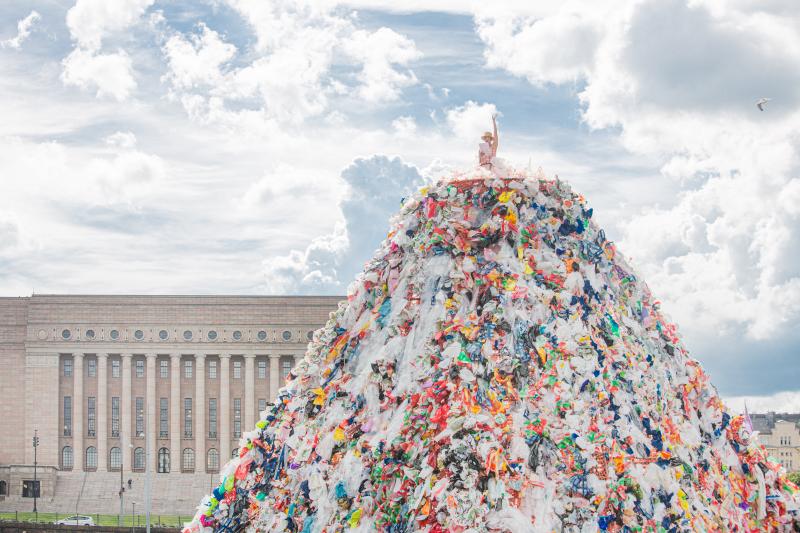 Performansen Plastic Mama på Medborgartorget, där en barockklänning i plast tar ställning till klimatkrisen. 