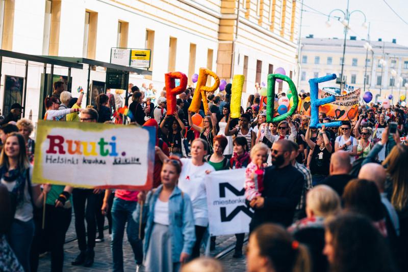 Kuvituskuva: värikäs Pride-kulkue Helsingissä.