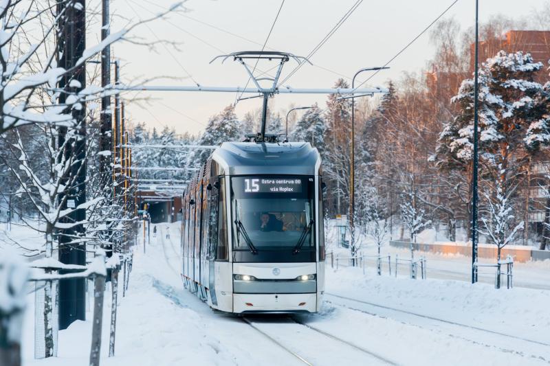 Light rail tram on Pitäjänmäentie on a winter day.
