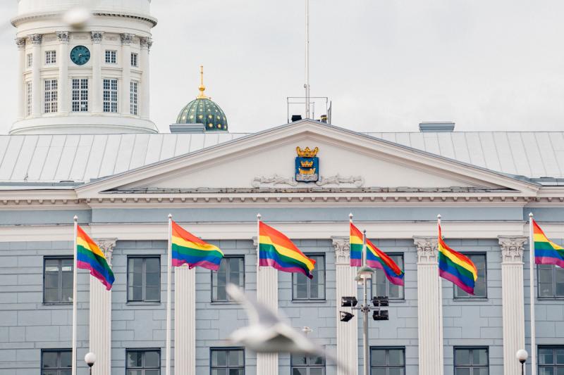 Kuvituskuva: pride-liputus kaupungintalolla.